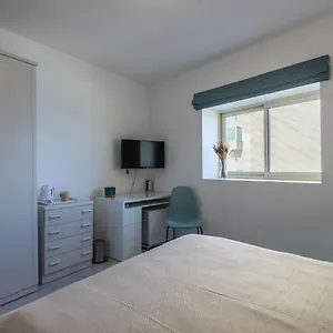 Bedrooms With Ensuite Bathrooms Habitación en casa particular Sliema
